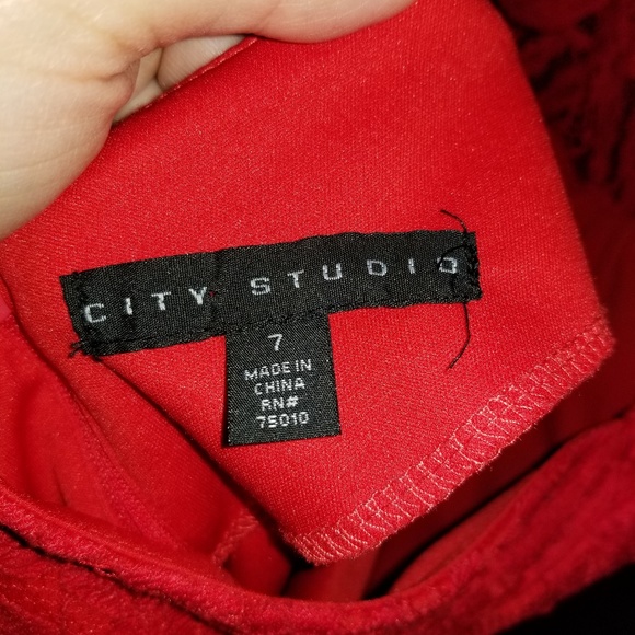 Red lace dress - Picture 3 of 3